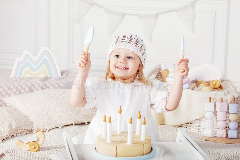 Niña Jugando Con Una Torta De Juguete De Madera. Niña Linda Con Juguetes Naturales Foto de archivo - Imagen de juguetes, juguete: 157835544