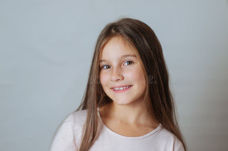 Retrato de una niña de 6 años sobre fondo blanco Fotografía de