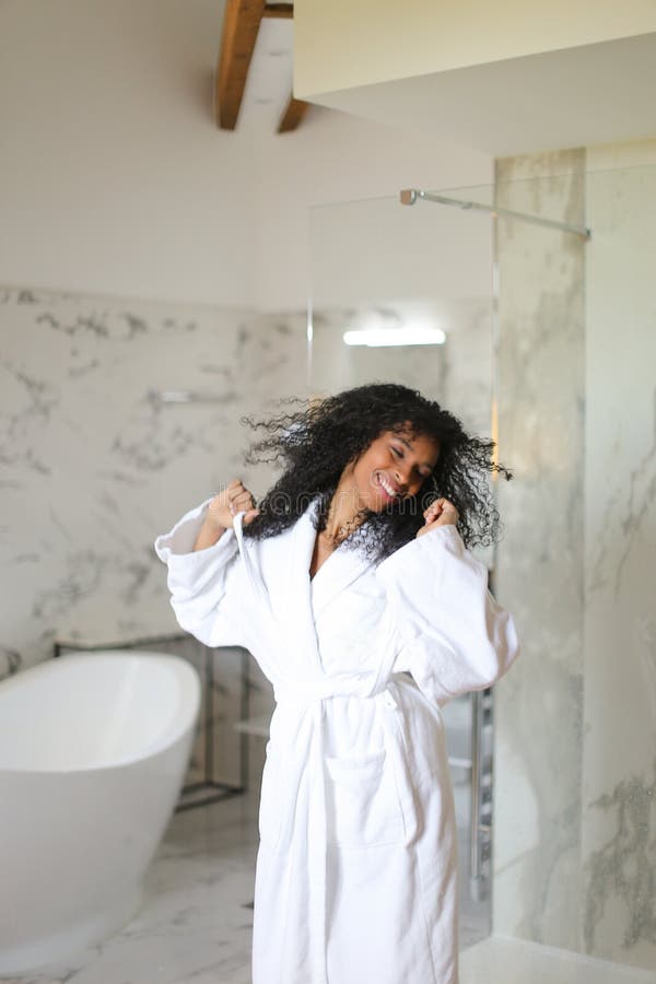 Niña Negra Joven Usando Albornoz Y Bailando En El Baño. Imagen de archivo - Imagen de lifestyle, hermoso: