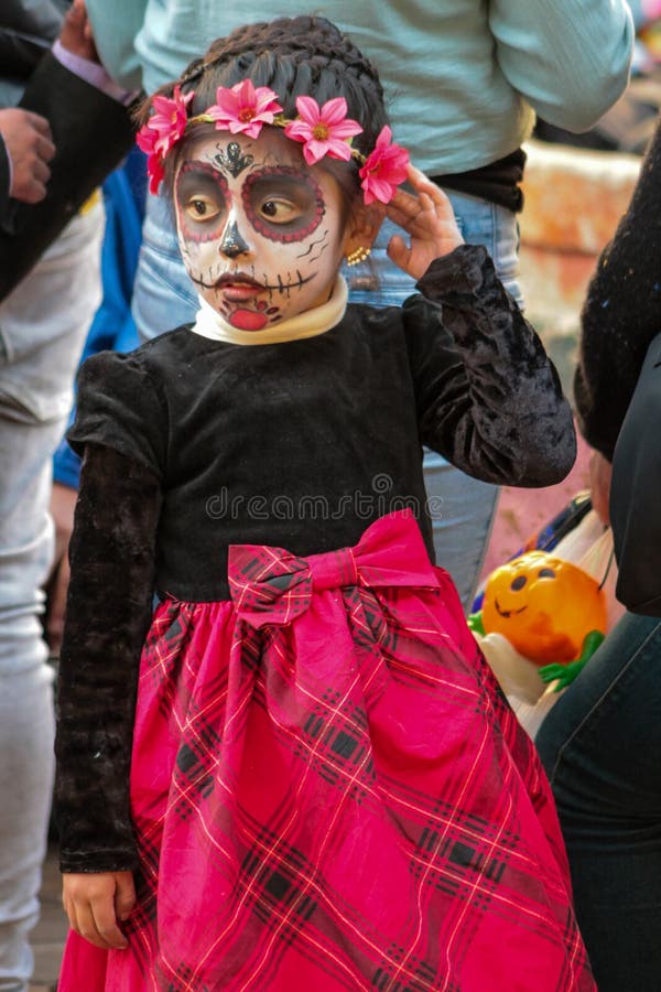 Niña Pequeña Celebrando Halloween, Vestida Para La Fiesta De Halloween En  La Ciudad De Cusco, Perú Foto de archivo editorial - Imagen de demonio,  juego: 199014573