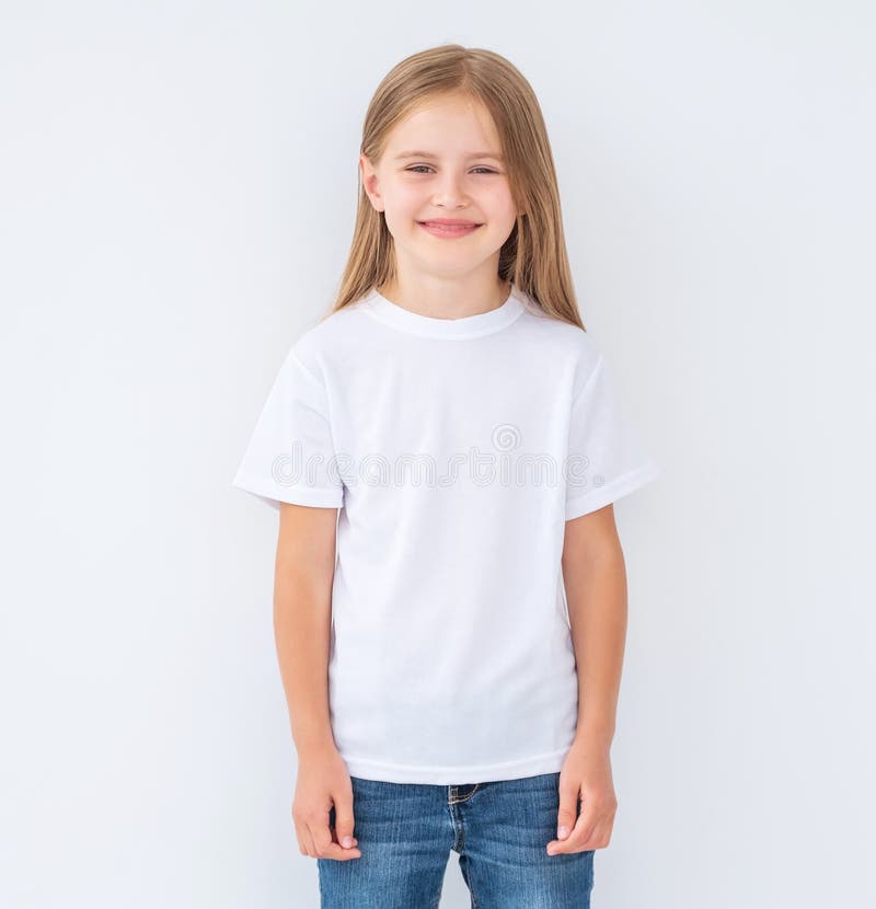 una niña pequeña con una camiseta blanca informal indica un espacio en  blanco para el diseño del logotipo 17462641 Foto de stock en Vecteezy