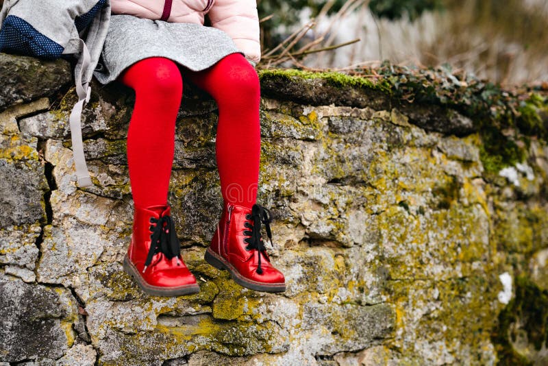 Niña Pequeña Con Zapatos Rojos Y De Pantimedias. Niño Con Mochila a O Escuela De Recreo. Elegante Y Bonito Foto de archivo - Imagen de manera, bandera: 243965002