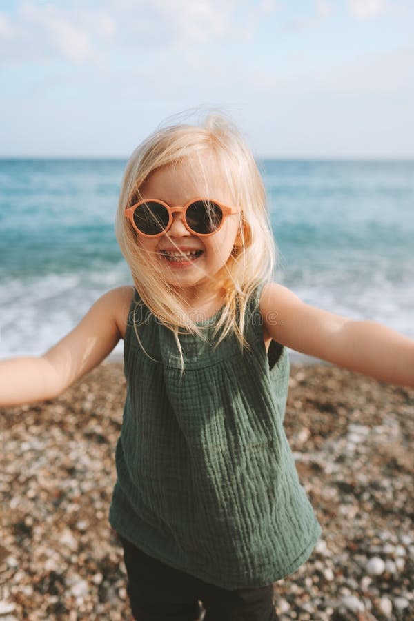 Niña Que Toma Selfie En La De Mar Feliz Sonriendo Usando Gafas De Sol Niño De 3 Años Imagen de archivo Imagen de auténtico, viejo: 243339461