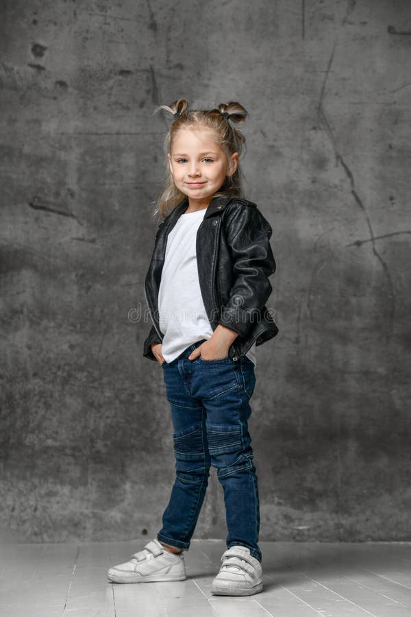 Niña Rubia Sonriente En Pantalones Vaqueros Negros De La Chaqueta De Cuero  De Estilo Elegante Del Rock Y Zapatos-tenis Blancas Que Imagen de archivo -  Imagen de modelo, concreto: 174148649