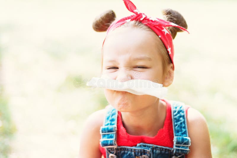 Alas virtud Acusación Niña Se Limpia La Boca Con Una Servilleta Un Niño Con Cola De Pelo Y Bandana  Roja Foto de archivo - Imagen de risa, cola: 162368872