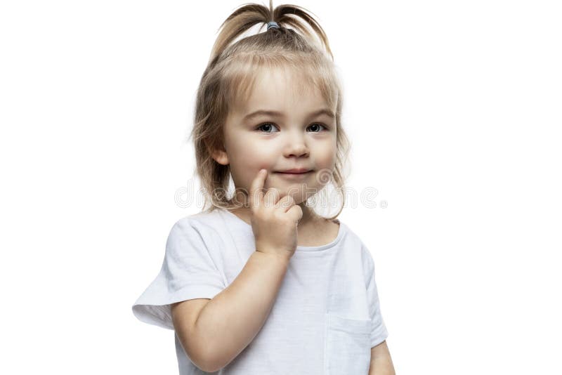 Retrato de una niña de 2 años aislado sobre fondo blanco.