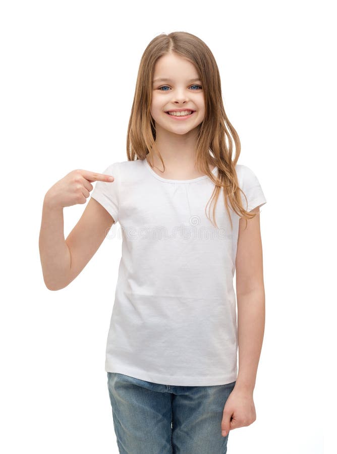 niña sonriente en blanco camiseta blanca de pie en el parque Fotografía de  stock - Alamy
