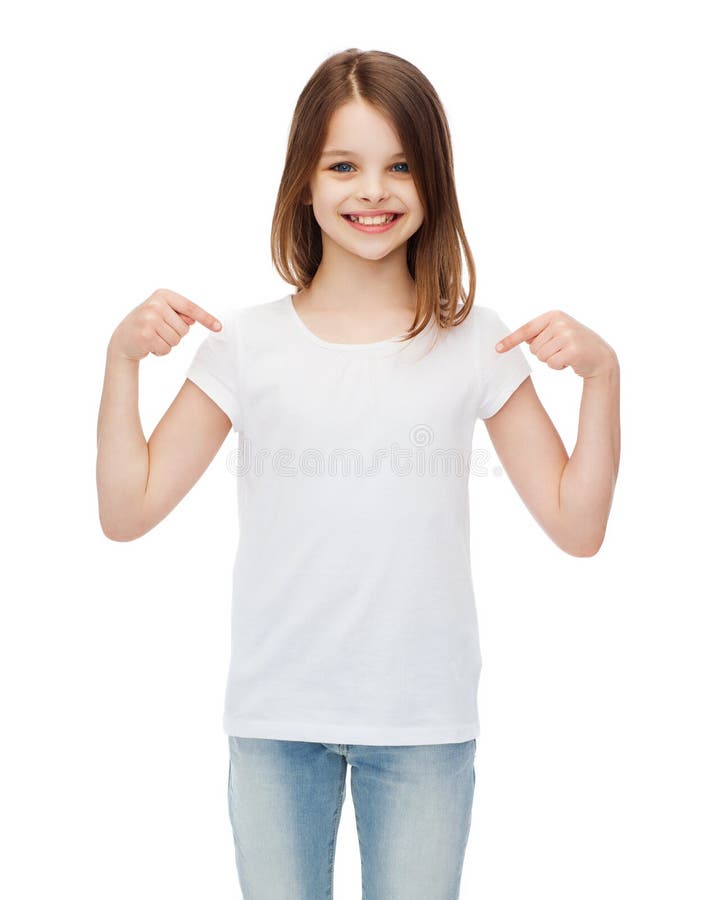 Niña sonriente en simple camiseta blanca en blanco