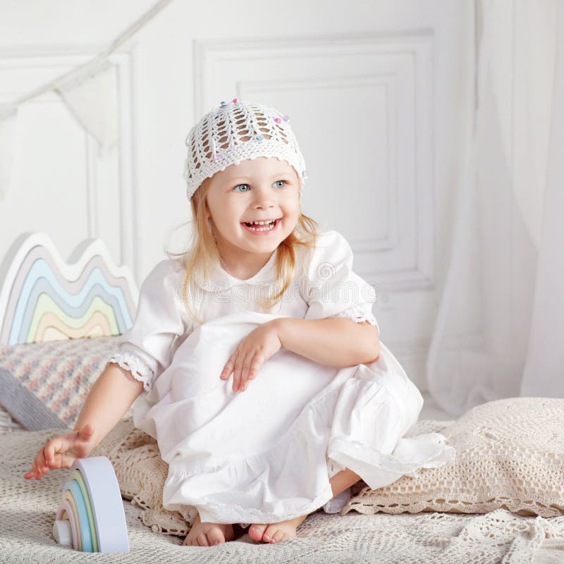 Niña Sonriente Jugando Con Juguetes De Madera. Niña Linda Con Juguetes Naturales Imagen de archivo - Imagen de linda, jugando: 157835737