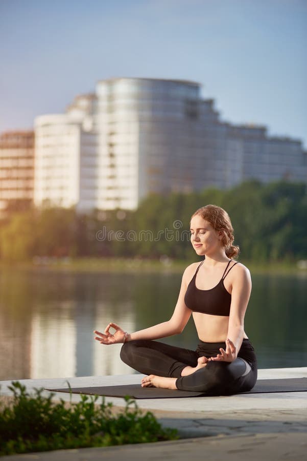 Libro Terapia Factura Niña Sonriente Meditando En Un Tatami De Yoga Cerca Del Lago Con Paisaje  Urbano En La Mañana De Verano Imagen de archivo - Imagen de muchacha, cubo:  165363099