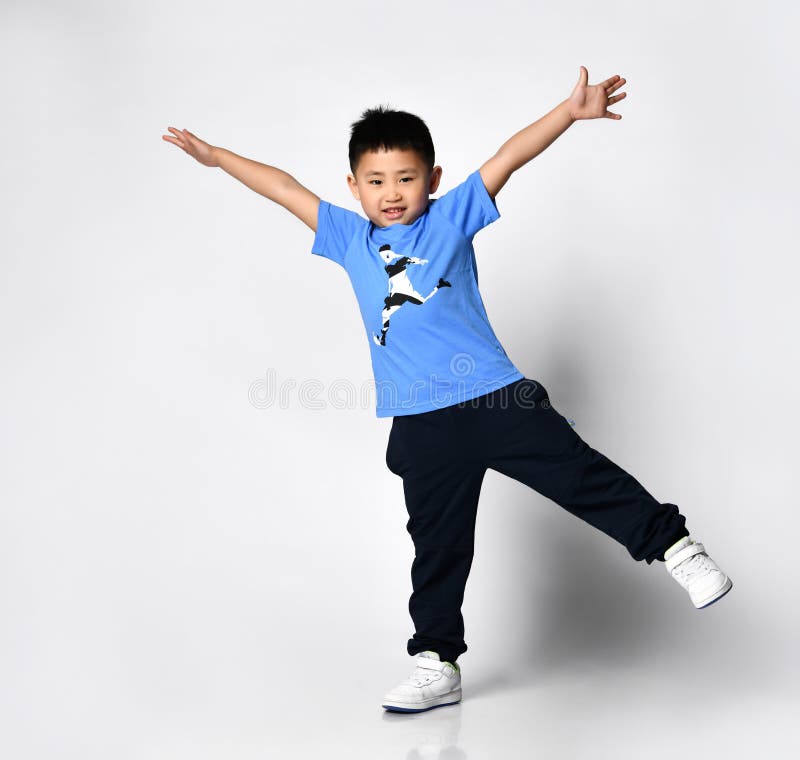 Niño Asiático De Preescolar En Azul Y Pantalones Deportivos Zapatillas Deportivas Blancas Imagen de archivo - Imagen de retrato, equipo: 217023579