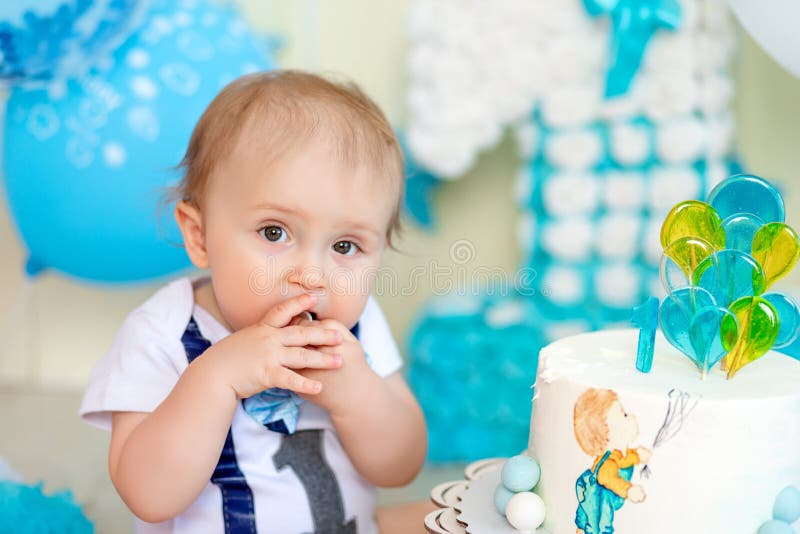 Bebé Celebra 1 Año Con Pastel Y Globos Feliz Cumpleaños De Niños De La  Infancia Foto de archivo - Imagen de celebre, lindo: 191407956