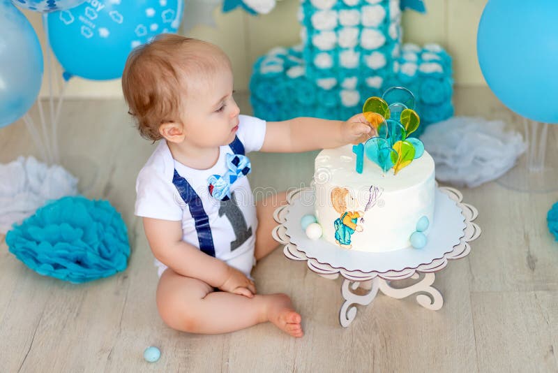 Bebé Celebra 1 Año Con Pastel Y Globos Feliz Cumpleaños De Niños De La  Infancia Foto de archivo - Imagen de celebre, lindo: 191407956