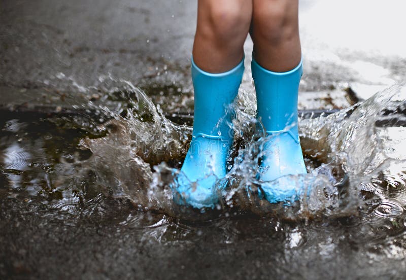 tumor Desafortunadamente Geología Niño Con Botas De Lluvia Azules Saltando a Un Puddl Foto de archivo -  Imagen de hojas, charcos: 172743442