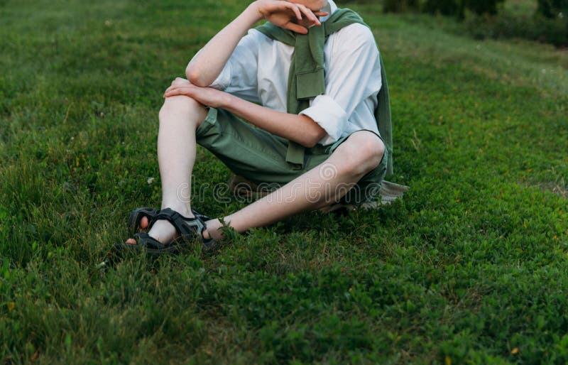 Niño Con Camisa Blanca, Pantalones Cortos Verdes Y Un Jersey Sentado Sobre Hierba Verde Imagen de archivo - Imagen de travieso, descalzo: 173597397 Niño Con Camisa Blanca, Pantalones Cortos Verdes Y Un Jersey Sentado Sobre Hierba Verde Imagen de archivo - Imagen de travieso, descalzo: 173597397