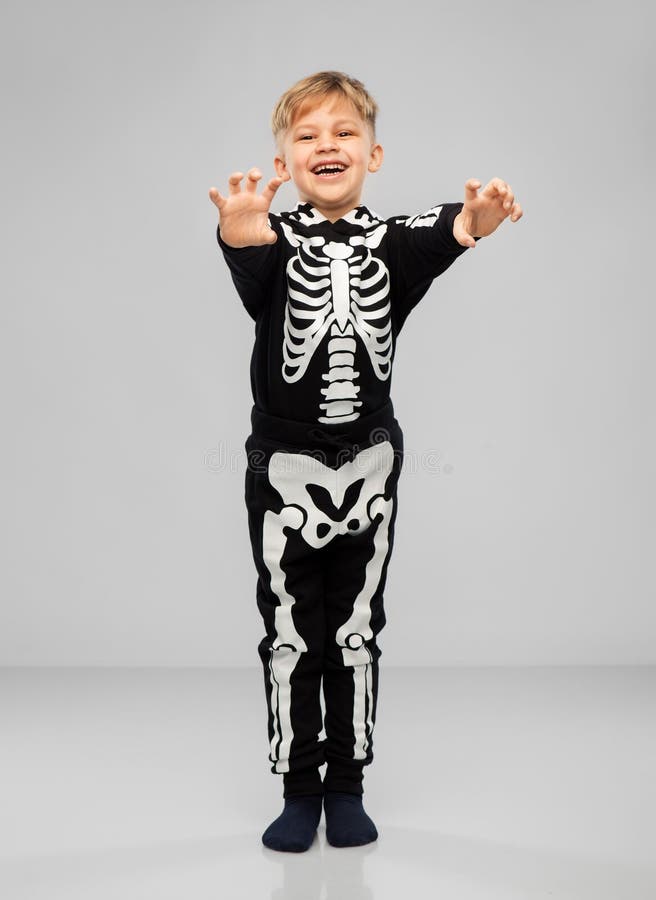 Niño Con De Halloween De Esqueleto Haciendo Rostros Foto de - Imagen de ropas, alegre: