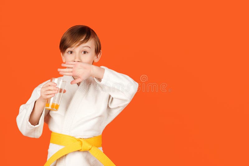 Niño Kimono Blanco Bebe Agua. Niño Practicando Karate En Fondo De Color. Concepto De Deporte Infantil Imagen archivo - Imagen de aislado, marcial: 225862563
