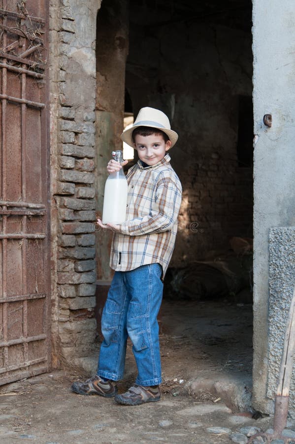 Niño Vestido Como Granjero Con El Bieldo Foto de archivo - Imagen de  granero, heno: 38994250