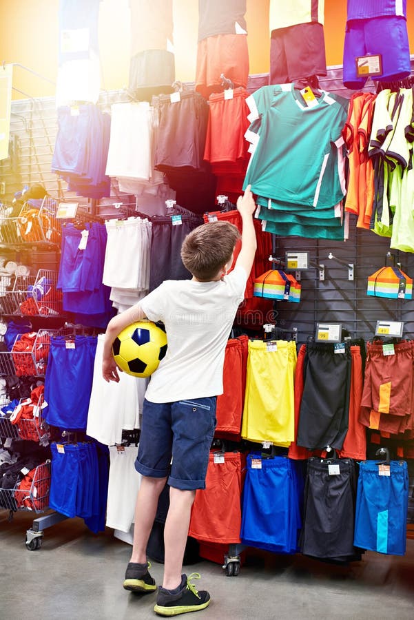 medio ven blusa Niño Con Pelota En Una Tienda De Ropa De Fútbol Foto de archivo - Imagen de  juego, deporte: 191246478