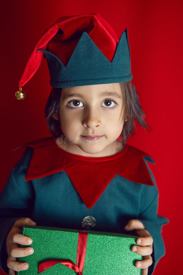 Niño Con Traje De Enano Fondo Rojo En De Navidad Imagen de archivo - Imagen de gnomo, festival: 239230513