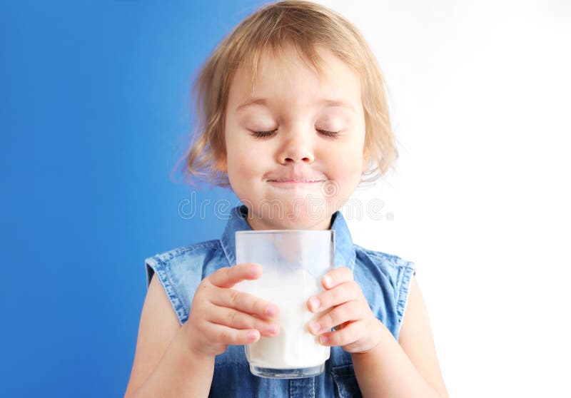 Los Niños Con Un Vaso De Agua Aisladas En Blanco Fotos, retratos, imágenes  y fotografía de archivo libres de derecho. Image 11958369