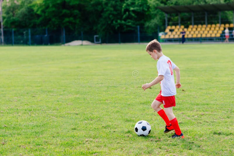 Fútbol Del Juego De Los Niños Niño En El Campo De Fútbol Foto de archivo -  Imagen de cabrito, juego: 120010870