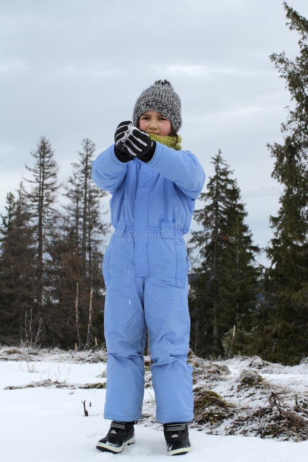Niño De Invierno Con Traje De Esquí Jugando Con Nieve Fría Imagen de archivo - Imagen de nieve, feliz: 169500939