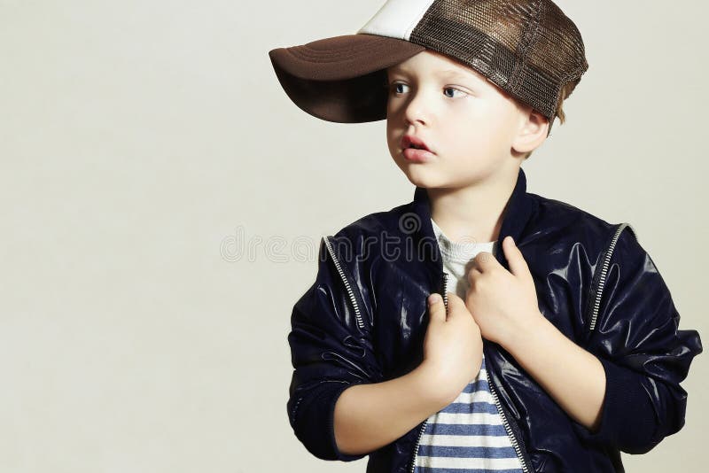 Niño Pequeño Elegante En Gafas De Sol Y Ropa De Moda Moda Del ` S