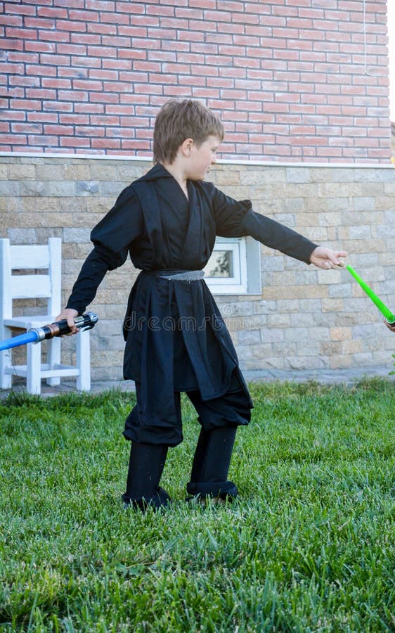 Desbordamiento felicidad Superioridad Niño Disfrazado En El Traje De Star Wars: Darth Vader Con Las Espadas Foto editorial - Imagen de acontecimiento, espacio: 132041446 Desbordamiento felicidad Superioridad Niño Disfrazado En El Traje De Star Wars: Darth Vader Con Las Espadas Foto editorial - Imagen de acontecimiento, espacio: 132041446