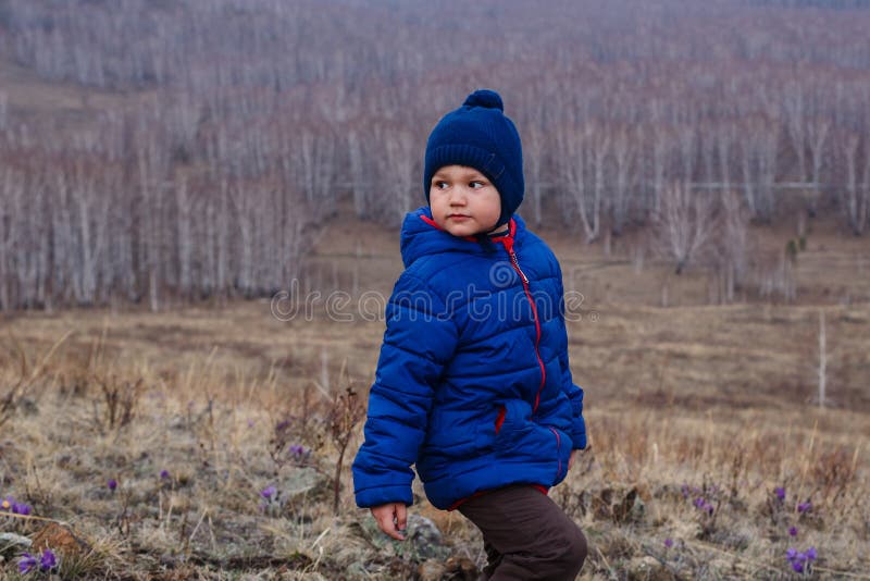 Ligeramente rosado Movimiento Niño En Chaqueta Y CASQUILLO En Las Montañas En Primavera Foto de archivo -  Imagen de actividad, abedul: 139599922