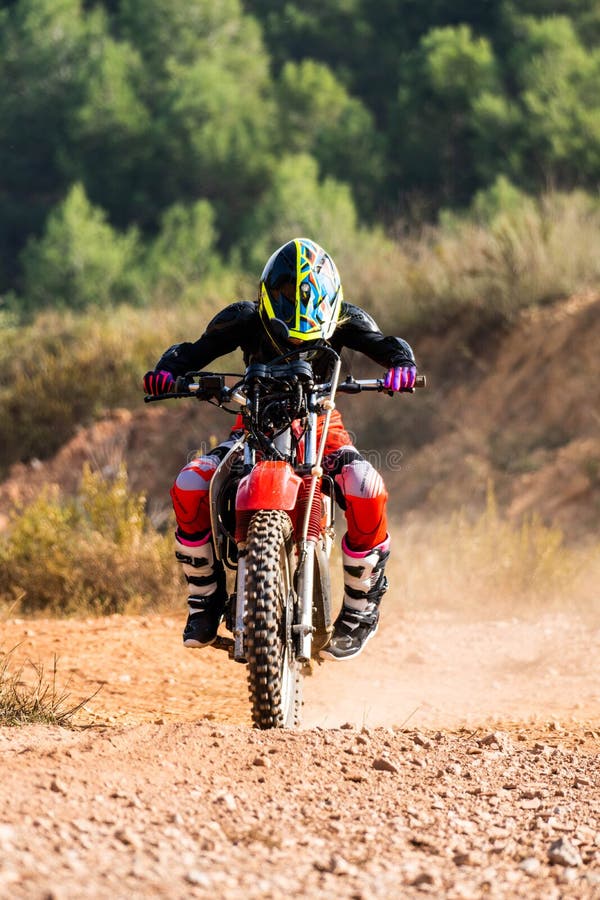 Niño Moto. Vestido Con Traje Protector Y Casco. En La Carretera Foto de archivo - Imagen de juego, deportes: 260824310