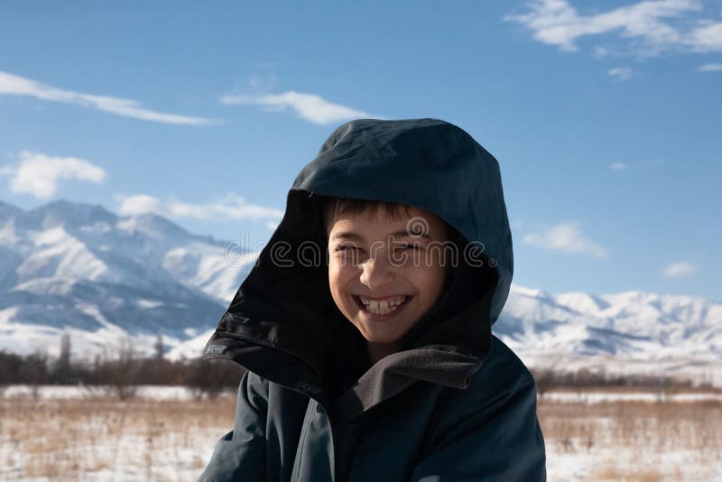Niño Feliz Caminando En Montañas Soleadas Ropa De Niños Para Las Montañas Retrato Cercano Sonriente Foto de archivo - Imagen de cierre, esquiador: