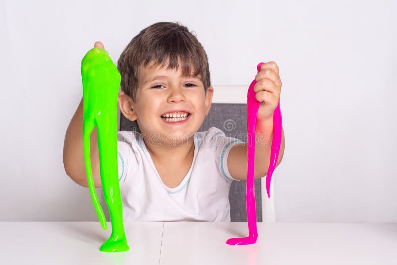 Los Niños Que Hacen Burbujas Se Resbalan. Niña Jugando Con Slime Imagen de archivo - Imagen de niña, niños: 160730525