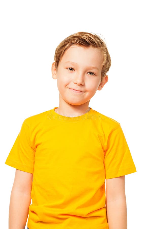 Niño Lindo En Camiseta Amarilla Foto de archivo - Imagen de