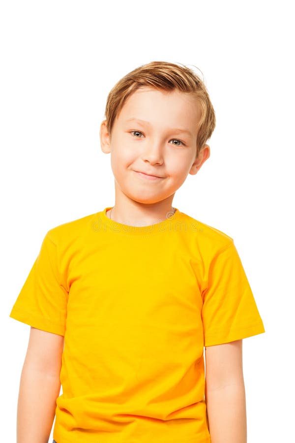 https://thumbs.dreamstime.com/b/ni%C3%B1o-lindo-en-camiseta-amarilla-28403704.jpg