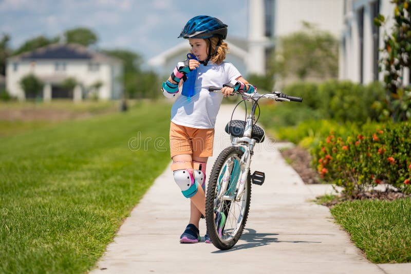 Niño viajando en bicicleta con gafas de arco iris y casco en el parque .:  fotografía de stock © poznyakov #153549570