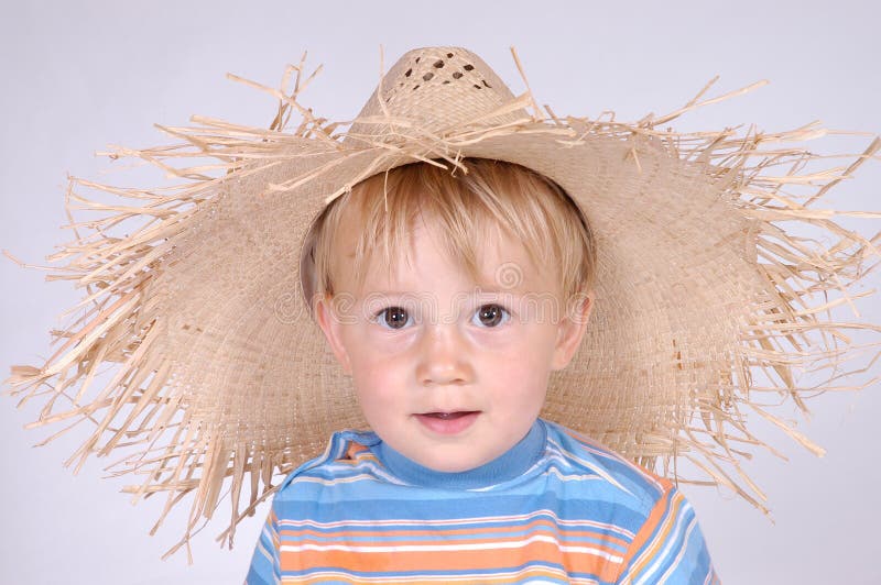 Niño En Un Sombrero De Paja Imagen de archivo - Imagen de moderno,  divertido: 25076623