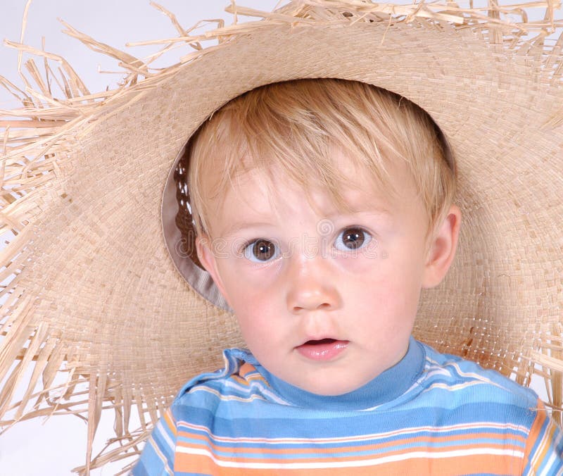 Un Niño Pequeño Con Un Sombrero De Paja. Chico Pequeño Y Tímido Fotos,  retratos, imágenes y fotografía de archivo libres de derecho. Image 82776649