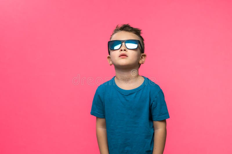 Niño pequeño y gafas de sol fotografías e imágenes de alta