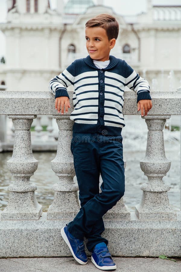 Niño Pequeño Elegante En Gafas De Sol Y Ropa De Moda Moda Del ` S