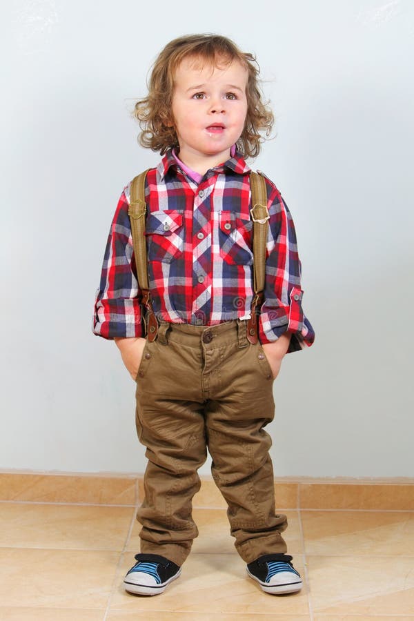 Niño pequeño en ropa rural foto de archivo. Imagen de atractivo - 29688002