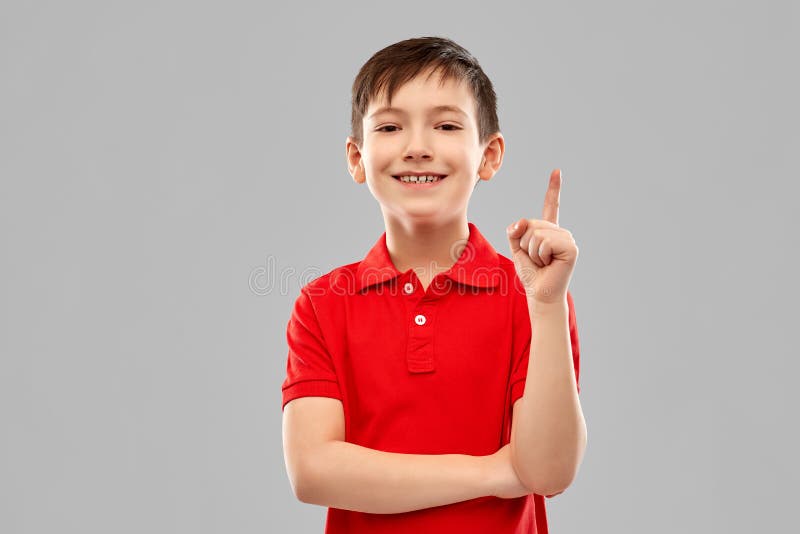 Niño Joven Del Muchacho En Camiseta Roja Del Polo Que Señala Un Finger En  La Esquina Aislada En Blanco Foto de archivo - Imagen de mirando, feliz:  125689278