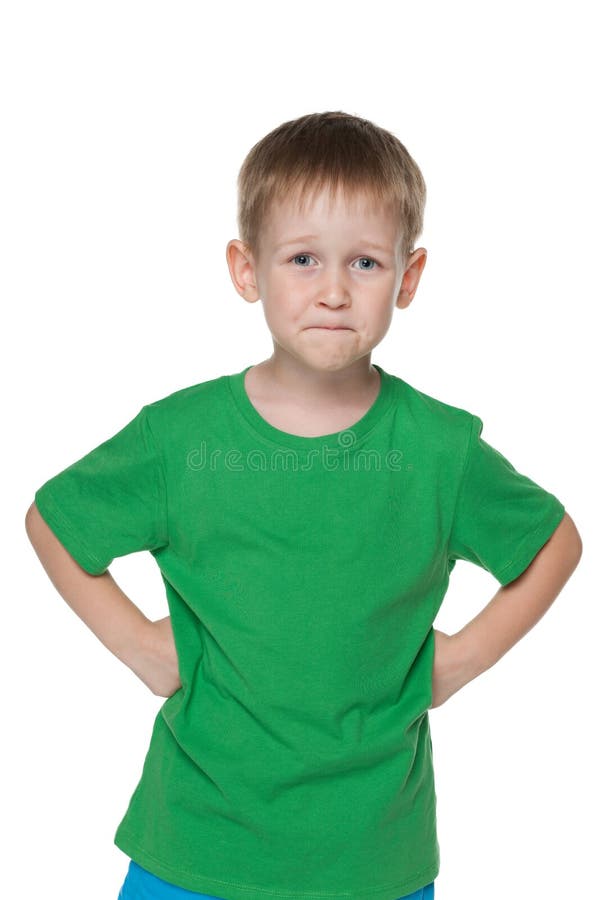 Niño Pequeño Sonriente En Una Camisa Verde Imagen de archivo