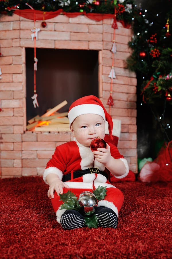 Niño Vestido Como Juguete De Santa Christmas Que Mastica Los Dientes Foto de archivo Imagen de muchacho, luces: 79876730