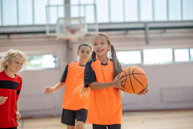 Niños Ropa Deportiva Brillante Jugando Baloncesto Imagen de archivo - Imagen de fuerte, 196736729