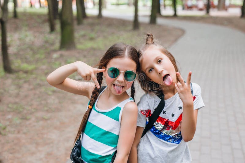 Niños De La Moda Niñas Pequeñas Elegantes Con Gafas De Sol Divertidas Al Aire Libre Imagen de archivo - Imagen ocio, amigos: 152772449