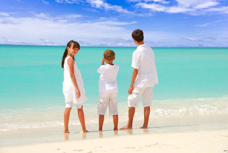 Niños en la playa tropical foto de archivo. Imagen de playa - 16593090