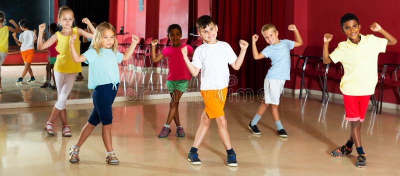 Opinión temporal Anguila Niños Estudiando Danza Moderna Imagen de archivo - Imagen de junto,  disfrutar: 156926679