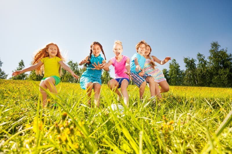 На первое время ребенку летом. Лето дети. Летние игры для детей на свежем воздухе. Дети играют летом. С днем защиты детей.