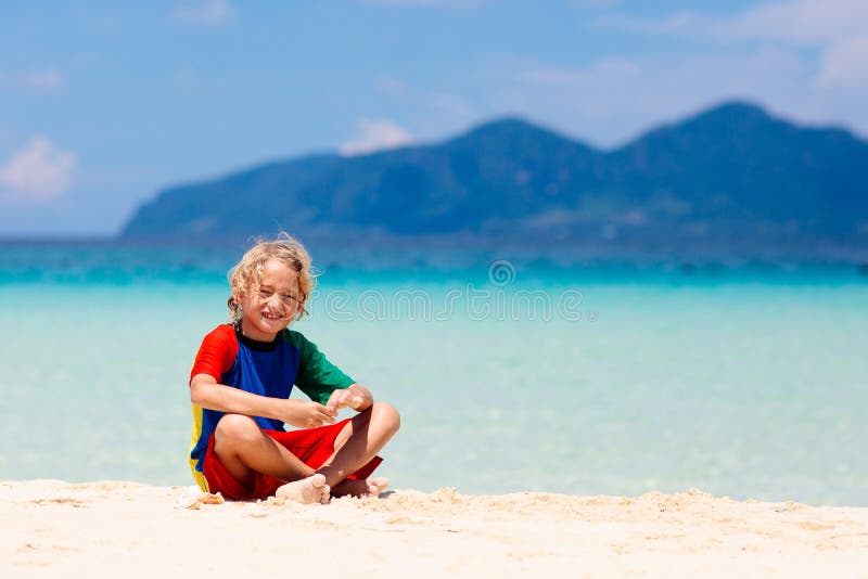 Niños Jugando En La Playa. Niños Juegan En El Mar Imagen de archivo -  Imagen de castillo, exterior: 217145005